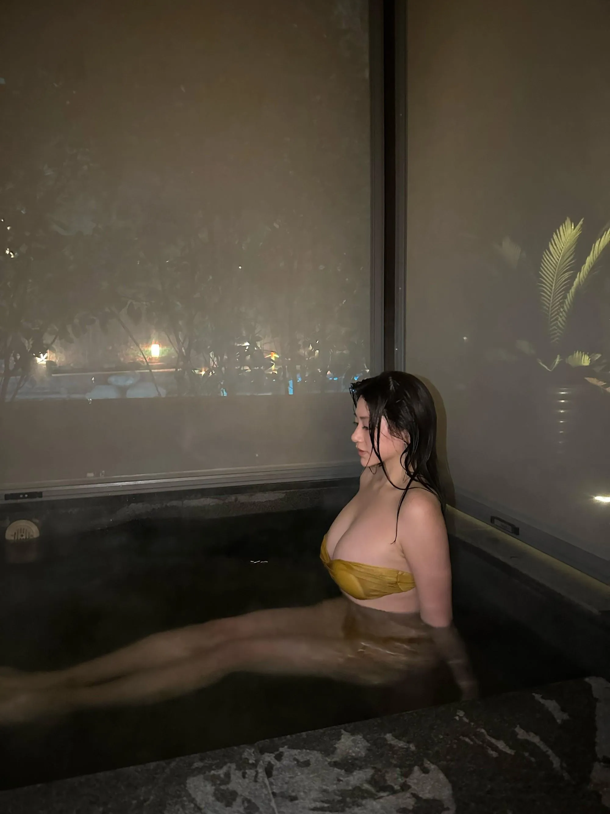NO.010 奶宝妹纸 – 微密圈系列  深夜游泳池 [24P]插图2